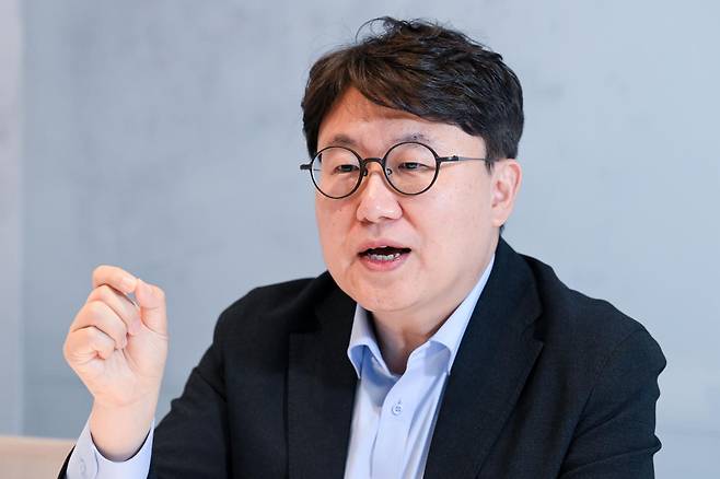김형만 스튜디오 초이스 대표는 KT 계열사인 KT알파의 콘텐츠미디어사업부문장을 하며 포털과 VOD 관련 콘텐츠 제작 및 유통 사업을 했다. 그만큼 그의 경험이 콘텐츠 회사로 변신한 스튜디오 초이스의 경쟁력이 될 수 있을 것으로 보고 있다. 박지연 인턴기자