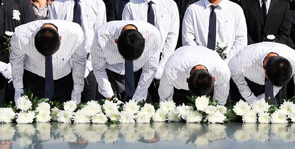 지난 6일 오후 전남광주통합특별시 북구 국립 5·18 민주묘지에서 배재고등학교 야구부 학생들이 참배하고 있다. [사진=연합뉴스]