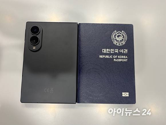 삼성전자가 이번 삼성전자 언팩 2026에서 처음 선보인 여권형 디자인의 '갤럭시 Z 폴드8'. 그 옆은 여권. [사진=권서아 기자]