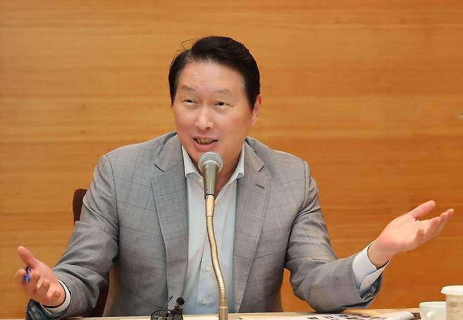 최태원 SK그룹 회장 겸 대한상공회의소 회장은 지난 15일 제주신라호텔에서 열린 대한상의 제주포럼 기자간담회에서 “미국에도 SK하이닉스 반도체 공장 설립을 고려하고 있다”고 밝혔다. 사진 대한상공회의소