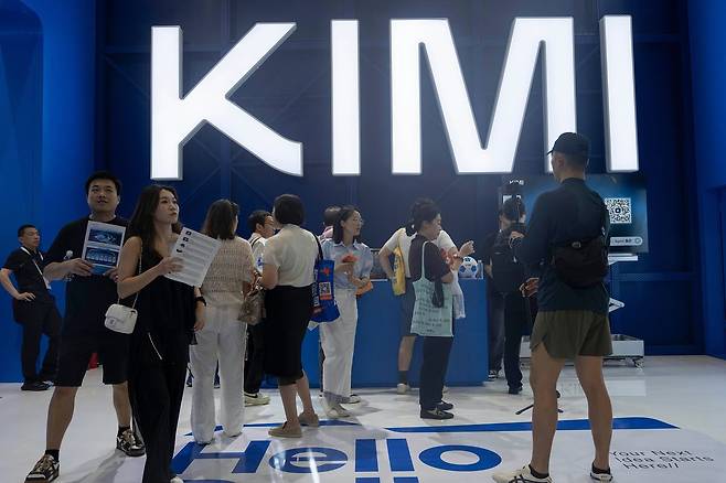 지난 17일 중국 상하이에서 열린 세계인공지능대회(WAIC)에서 관람객들이 최신 AI 모델 ‘키미(Kimi) K3’ 를 공개한 중국 AI 기업 문샷의 부스를 상펴보고 있다. AP=연합뉴스