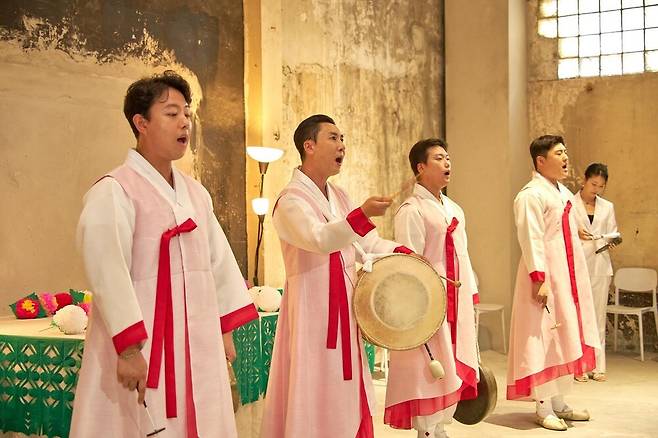 전통연희집단 '푸너리'가 15일 '경계에서 함께 보기' 오프닝 연계 프로그램에서 공연하고 있다. 파마리서치문화재단 제공