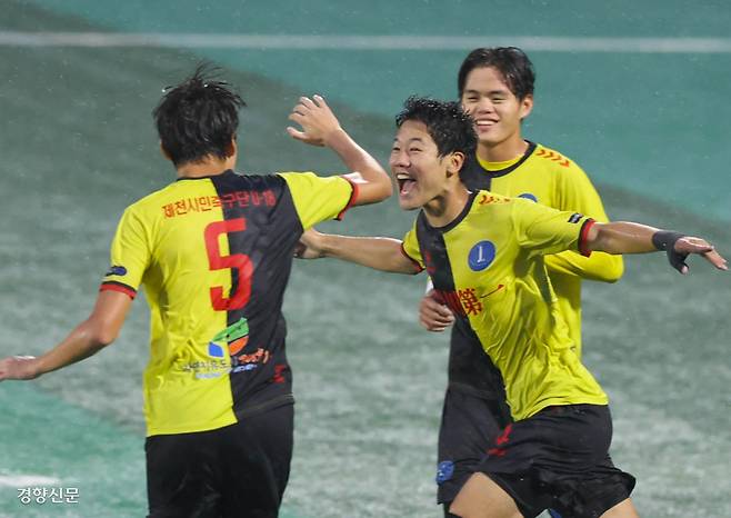 “우리가 제일” 충북 제천제일고 고한결이 지난 21일  제천축구센터에서 열린 대통령금배 고등 U17(17세 이하) 유스컵에서 충북 충주충원고를 상대로 골을 터트린 뒤 환호하고 있다.  제천 | 강윤중 선임기자