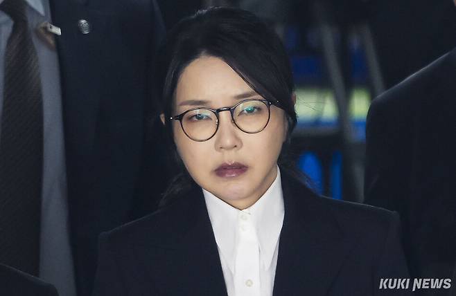 김건희 여사가 지난해 8월12일 오후 서울 서초구 서울중앙지법에서 열린 구속 전 피의자 심문(영장실질심사)을 마치고 법원을 나서고 있다. 2025.08.12. 사진공동취재단