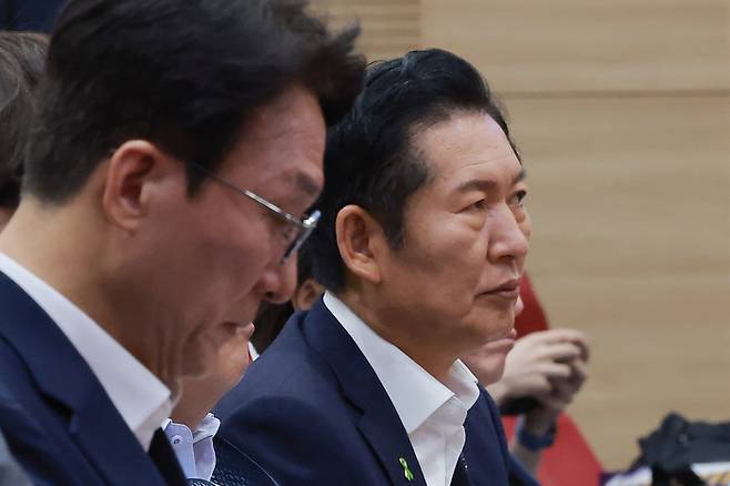 김민석·정청래 더불어민주당  당대표 후보가 22일 국회 의원회관에서 민주당 노동존중실천단장인 전현희 의원이 전국금융산업노동조합, 수도권공공서비스노동조합 등과 함께 연 ‘in 민주당 청년을 담다 노동을 잇다’에 참석해 있다. [연합뉴스]