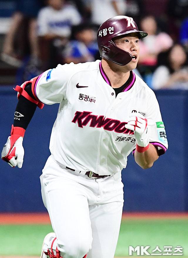 22일 오후 서울 고척스카이돔에서 ‘2026 신한 SOL KBO 리그’ 삼성 라이온즈와 키움 히어로즈 경기가 열렸다. 5회말 선두타자로 나온 키움 김웅빈이 0의 균형을 깨는 선제 솔로홈런을 치고 타구 방향을 응시하고 있다. 사진(고척 서울)=김영구 기자