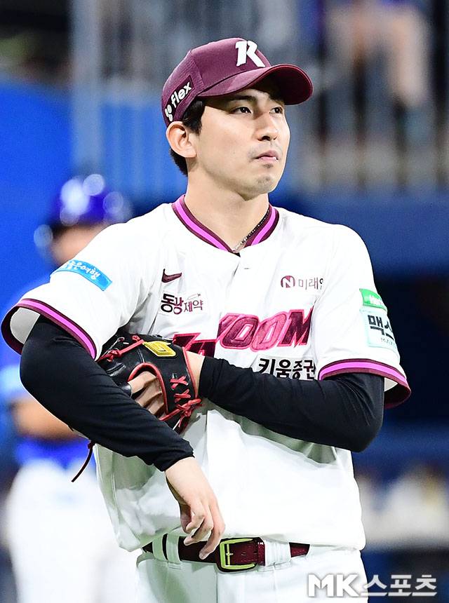 22일 오후 서울 고척스카이돔에서 ‘2026 신한 SOL KBO 리그’ 삼성 라이온즈와 키움 히어로즈 경기가 열렸다. 7회초 무사 만루에 등판한 키움 유토가 삼성 김성윤을 병살, 구자욱을 삼진처리한 후 마운드를 내려오고 있다. 사진(고척 서울)=김영구 기자