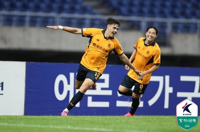 아이데일(사진 왼쪽). 사진=한국프로축구연맹