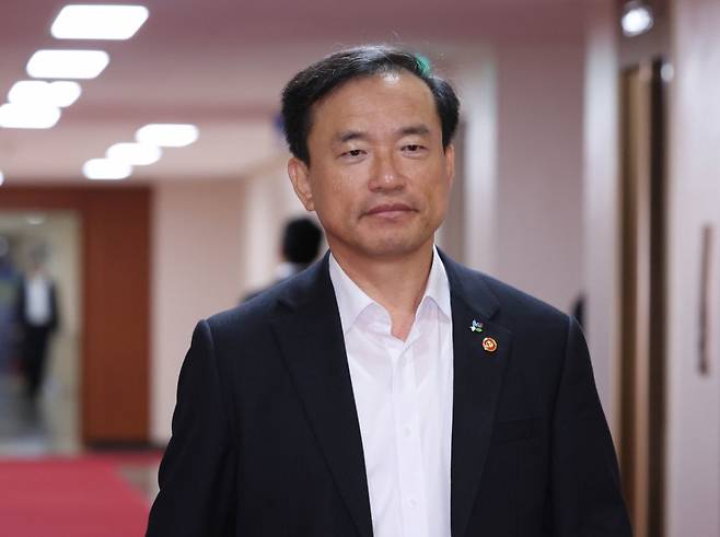 김종철 방송미디어통신위원회 위원장이 16일 오전 서울 종로구 정부서울청사에서 열린 국무회의 겸 비상경제본부회의에 입장하고 있다. /사진=뉴시스