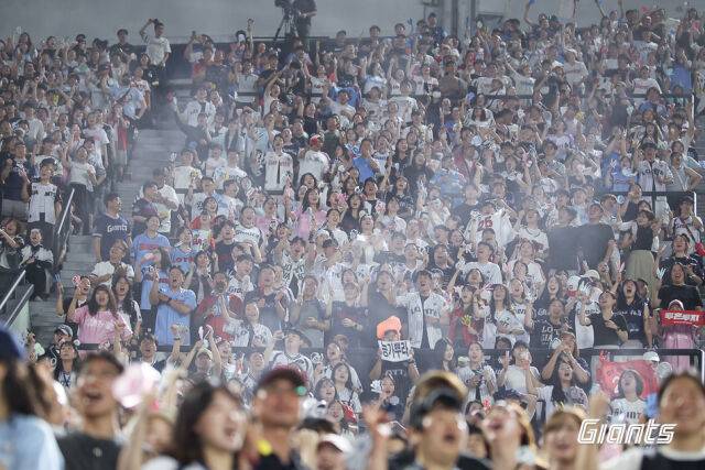 21일 롯데 자이언츠와 SSG 랜더스 경기가 열린 사직구장을 찾은 팬들이 경기 도중 열띤 응원을 보내고 있다./롯데 자이언츠 제공