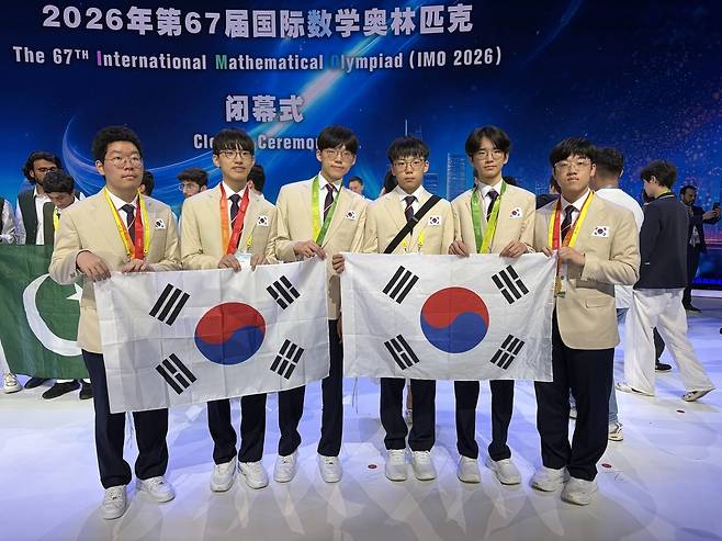제67회 국제수학올림피아드에 출전한 한국대표팀. 변서진(왼쪽부터)·이현준·홍승욱·김채민·김동현·심성진 학생.[과기정통부 제공]