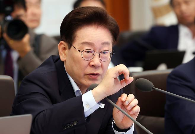 이재명 대통령이 21일 청와대에서 열린 국무회의에서 발언하는 모습. [연합]