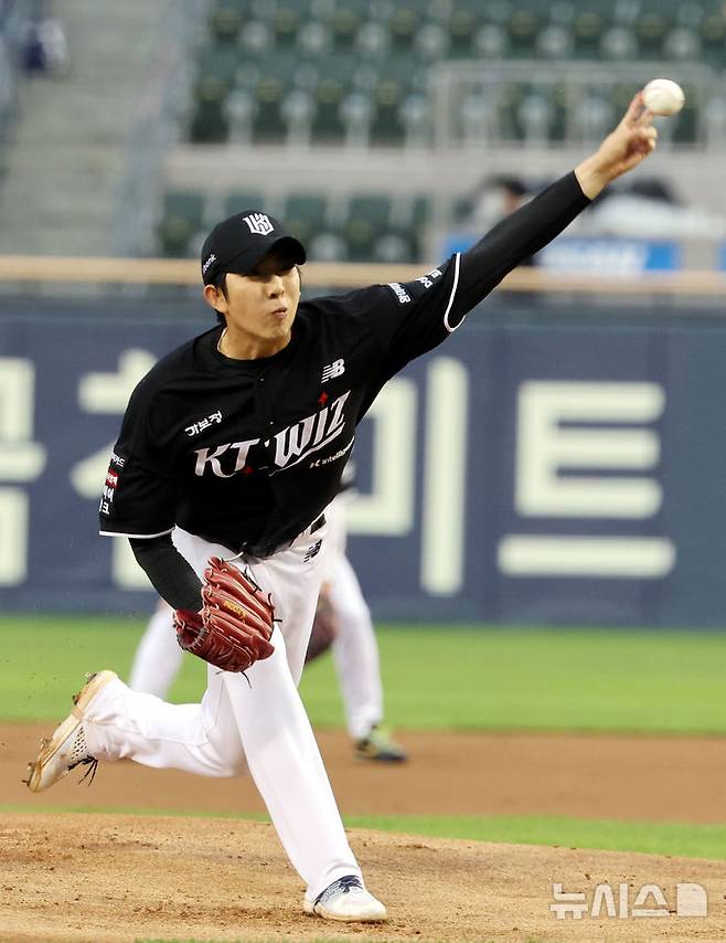 [서울=뉴시스] 박주성 기자 = 27일 오후 서울 송파구 잠실야구장에서 열린 2026 신한 SOL KBO리그 KT 위즈 대 두산 베어스의 경기, KT 선발 오원석이 역투하고 있다. 2026.05.27. park7691@newsis.com