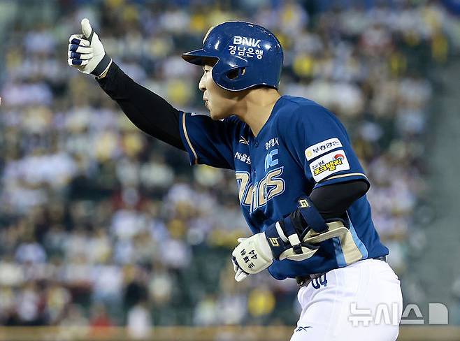 [서울=뉴시스] 이영환 기자 = 1일 오후 서울 송파구 잠실야구장에서 열린 2025 KBO 리그 NC 다이노스와 LG 트윈스의 경기, 4회초 1사 1,2루에서 NC 김휘집이 안타를 날린 후 기뻐하고 있다. 2025.10.01. 20hwan@newsis.com