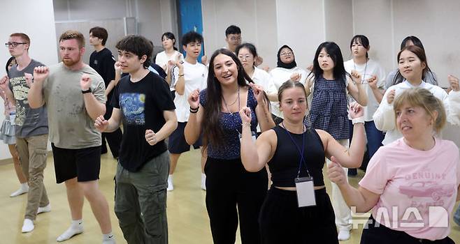 [부산=뉴시스] 하경민 기자 = '2026학년도 부경국제계절학기'에 참가한 외국인 대학생들이 22일 부산 남구 국립부경대학교에서 K팝 댄스를 배우고 있다.  9개국 19개 대학에서 온 외국인 대학생 103명은 내달 14일까지 2~4주간 기숙사 생활을 하면서 도자기 빚기, K팝 댄스, 한국요리 만들기, 서예, 태권도, 전통문화 체험, 막걸리 빚기, 템플스테이 등 다양한 문화 체험에 참여한다. 2026.07.22. yulnetphoto@newsis.com