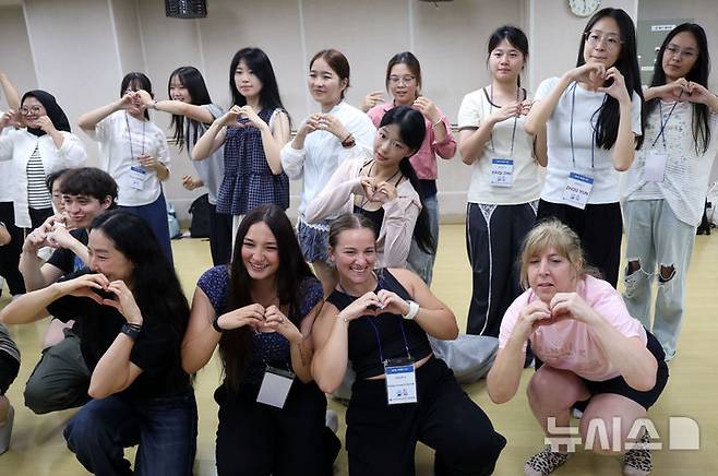 [부산=뉴시스] 하경민 기자 = '2026학년도 부경국제계절학기'에 참가한 외국인 대학생들이 22일 부산 남구 국립부경대학교에서 K팝 댄스를 배우고 있다.  9개국 19개 대학에서 온 외국인 대학생 103명은 내달 14일까지 2~4주간 기숙사 생활을 하면서 도자기 빚기, K팝 댄스, 한국요리 만들기, 서예, 태권도, 전통문화 체험, 막걸리 빚기, 템플스테이 등 다양한 문화 체험에 참여한다. 2026.07.22. yulnetphoto@newsis.com
