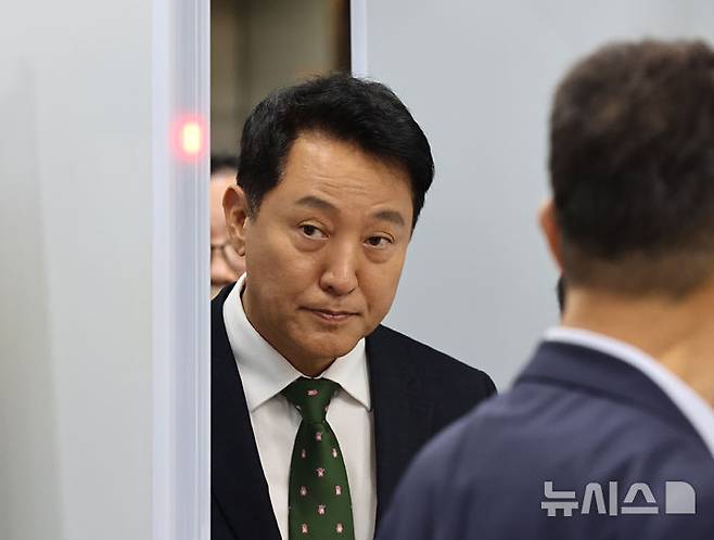 [서울=뉴시스] 김금보 기자 = 오세훈 서울시장이 22일 서울 서초구 서울중앙지방법원에서 열린 정치자금법위반 혐의 1심 선고를 마친 뒤 법원을 나서고 있다. 2026.07.22. kgb@newsis.com
