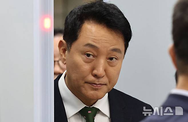 [서울=뉴시스] 김금보 기자 = 오세훈 서울시장이 22일 서울 서초구 서울중앙지방법원에서 열린 정치자금법위반 혐의 1심 선고를 마친 뒤 법원을 나서고 있다. 2026.07.22. kgb@newsis.com