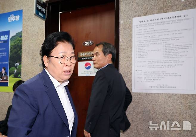 [서울=뉴시스] 최진석 기자 = 문정복(왼쪽), 박규환 더불어민주당 최고위원이 17일 비공개 최고위원회의가 열린 여의도 국회 민주당 대표회의실 앞에서 대기하고 있다. 2026.07.17. myjs@newsis.com