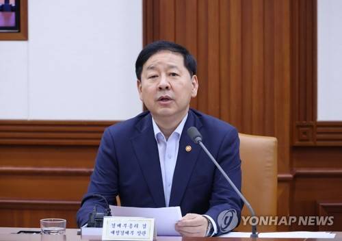 비상경제본부 회의 주재하는 구윤철 부총리 (서울=연합뉴스) 안정원 기자 = 구윤철 부총리 겸 재정경제부 장관이 22일 서울 종로구 정부서울청사에서 열린 비상경제본부 회의 겸 경제·산업경쟁력 강화 관계장관회의에서 발언하고 있다. 2026.7.22 jeong@yna.co.kr