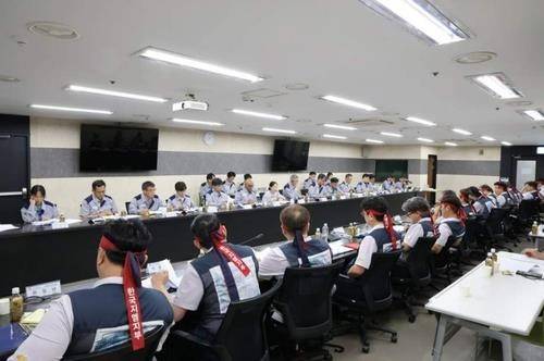한국GM 노사, 임단협 잠정합의…성과급 1천500만원 한국GM 노사, 임단협 잠정합의…성과급 1천500만원       (인천=연합뉴스) 한국지엠(GM) 노사가 17차례의 임금·단체협약(임단협)교섭 끝에 잠정 합의안을 마련했다.     22일 전국금속노동조합 한국GM지부에 따르면 노사는 이날 17차 임단협 교섭에서 성과급 1천500만원 지급과 월 기본급 9만2천원 인상 등이 담긴 잠정 합의안을 도출했다. 2026.7.22 [전국금속노동조합 한국GM지부 제공. 재판매 및 DB 금지]     photo@yna.co.kr (끝)  <저작권자(c) 연합뉴스, 무단 전재-재배포, AI 학습 및 활용 금지>