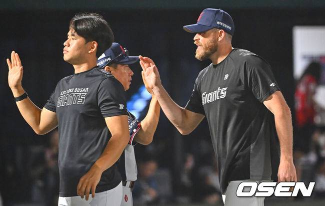 [OSEN=부산, 이석우 기자] 21일 부산 사직야구장에서 2026 신한 SOL KBO 리그 롯데 자이언츠와 SSG 랜더스의 경기가 열렸다. 홈팀 롯데는 비슬리가, 방문팀 SSG는 타케다가 선발 출전했다.롯데 자이언츠 비슬리가 SSG 랜더스에 6-2로 승리한 후 김태형 감독과 하이파이브를 하고 있다. 2026.07.21 / foto0307@osen.co.kr