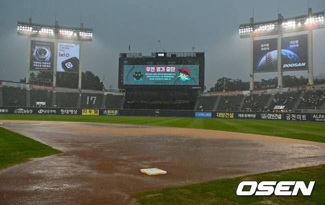 [OSEN=잠실, 박준형 기자] 22일 서울 잠실구장에서 &nbsp;2026 신한 SOL KBO 리그 LG 트윈스와 NC 다이노스의 경기가 진행됐다.이날 경기 LG는 톨허스트를, NC는 라일리를 선발투수로 내세웠다.3회말 갑작스러운 폭우에 중단된 경기.    2026.07.22 / soul1014@osen.co.kr
