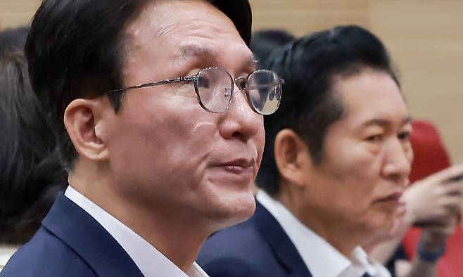 더불어민주당 김민석·정청래 당 대표 후보가 22일 국회 의원회관에서 민주당 노동존중실천단장인 전현희 의원이 전국금융산업노동조합, 수도권공공서비스노동조합 등과 함께 연 'in 민주당 청년을 담다 노동을 잇다'에 참석해 있다. 연합뉴스