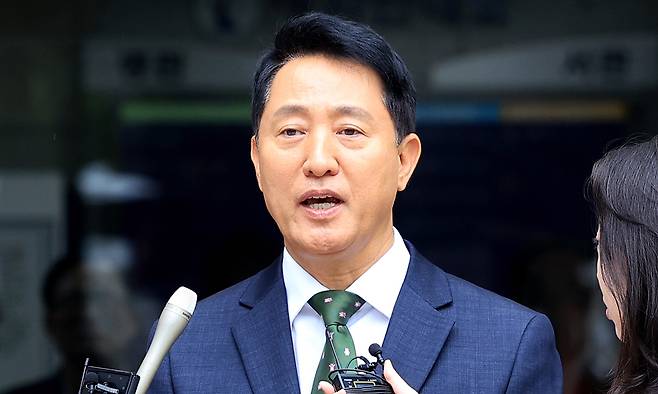 오세훈 서울시장이 22일 서울 서초구 서울중앙지방법원에서 열린 정치자금법 위반 혐의 1심에서 ‘당선무효형’인 벌금 1000만원을 선고받은 뒤 취재진 질문에 답하고 있다. 뉴스1