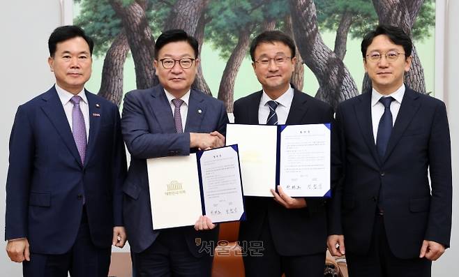 더불어민주당 한병도 대표 직무대행 겸 원내대표와 국민의힘 정점식 원내대표가 21일 국회 운영위원장실에서 ‘6·3 지방선거 투표용지 부족 사태에 대한 특별검사 임명 법안’에 대한 합의문에 서명한 뒤 기념촬영하고 있다. 사진 왼쪽부터 국민의힘 김승수 원내운영수석부대표, 정 원내대표, 한 대행, 민주당 천준호 원내운영수석부대표. 홍윤기 기자