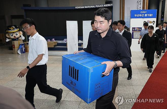 경찰청 나서는 검찰 관계자들 (서울=연합뉴스) 김성민 기자 = 검찰과 경찰이 21일 장윤기 사건 부실 수사와 증거인멸 의혹 등을 규명하기 위해 경찰청 국가수사본부를 동시에 압수수색했다.
    이날 서울 서대문구 경찰청에서 검찰 관계자들이 압수물이 담긴 상자를 들고 이동하고 있다. 2026.7.21 ksm7976@yna.co.kr