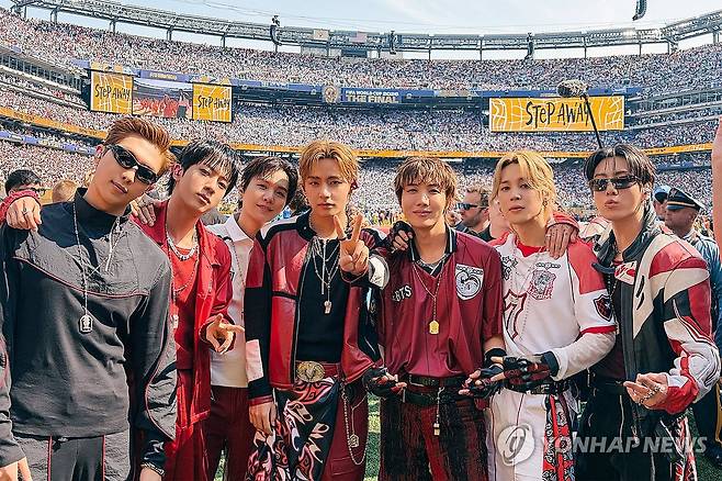 BTS, FIFA 북중미 월드컵 하프타임쇼 출연 (서울=연합뉴스) 방탄소년단은 지난 19일(현지시간) 미국 뉴욕 뉴저지 스타디움에서 열린 '2026 FIFA 북중미 월드컵' 결승전 하프타임 쇼에 출연했다고 20일 밝혔다. 사진은 월드컵 하프타임쇼 출연한 그룹 방탄소년단(BTS). 2026.7.20 [빅히트뮤직 제공. 재판매 및 DB 금지] photo@yna.co.kr