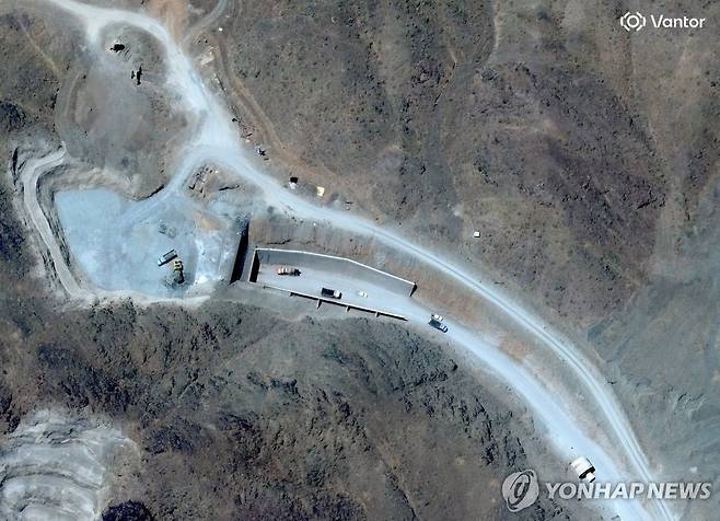 이란 '곡괭이산' 터널 입구 지난 6월 21일(현지시간) 이란의 나탄즈 우라늄 농축시설 인근에 있는 지하 핵시설이 구축된 것으로 추정되는 이른바 '곡괭이산'(Pickaxe Mountain) 터널들 입구를 촬영한 위성 영상. [Vantor·로이터=연합뉴스 자료사진. 재판매 및 DB 금지]