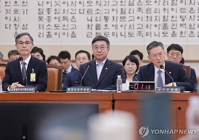 정성호 법무부 장관, 의원 질의에 답변 (서울=연합뉴스) 신현우 기자 = 정성호 법무부 장관(오른쪽)이 22일 국회에서 열린 법제사법위원회 전체회의에서 의원 질의에 답하고 있다. 정 장관 왼쪽은 윤호중 행정안전부 장관. 2026.7.22 nowwego@yna.co.kr