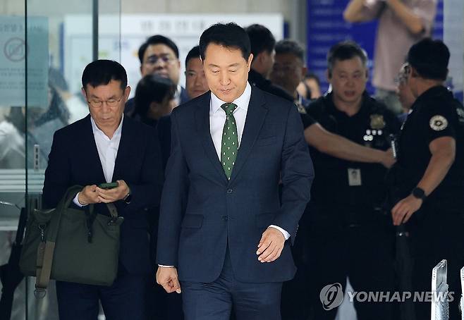 '여론조사 대납' 오세훈 1심 벌금 1천만원 (서울=연합뉴스) 서명곤 기자 = 정치 브로커 명태균씨로부터 여론조사 결과를 받아보고 후원자에게 비용을 대납하게 한 혐의로 기소된 오세훈 서울시장이 22일 오후 서울 서초구 서울중앙지법에서 열린 선고 공판을 마친 뒤 법정을 나서고 있다． 서울중앙지법 형사합의22부(조형우 부장판사)는 이날 정치자금법 위반 혐의로 재판에 넘겨진 오 시장에게 벌금 1천만원을 선고했다. 2026.7.22 [공동취재] seephoto@yna.co.kr