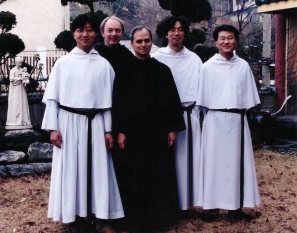 레오 14세 교황(가운데)이 아우구스띠노 수도회 총장으로 재임하던 지난 2002년 방한 당시 아우구스띠노 수도회 관계자들과 함께 촬영한 사진. /아우구스띠노 수도회 한국지부 제공