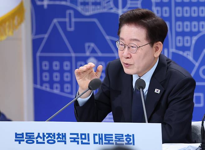 이재명 대통령이 23일 서울 여의도 KBS 별관에서 열린 부동산정책 국민 대토론회에서 발언하고 있다. 연합뉴스