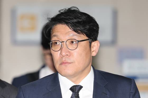 김건희 씨에게 고가의 그림을 건네고 공천을 청탁했다는 의혹을 받는 김상민 전 부장검사가 지난 5월 8일 서울 서초구 서울고등법원에서 열린 2심 선고 공판에 출석하고 있다. 〈사진=연합뉴스〉