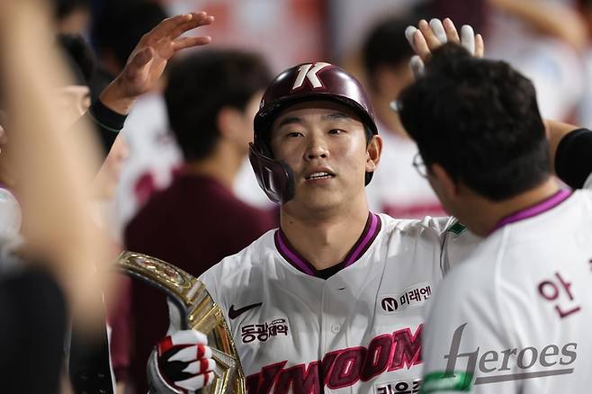 키움 김웅빈이 22일 서울 고척스카이돔에서 열린 2026 KBO리그 삼성전에서 선제 솔로 홈런을 터뜨린 뒤 더그아웃에서 동료들과 하이파이브를 하고 있다. 사진 | 키움 히어로즈