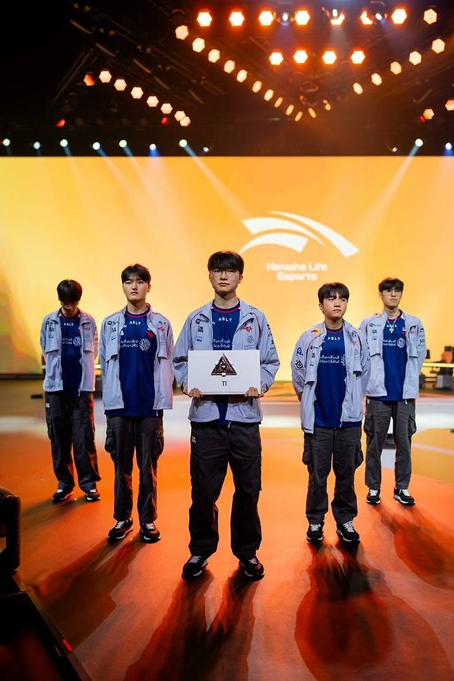 T1 선수단이 17일(한국시간) 한화생명과 8강전을 위해 입장하고 있다. 사진 | EWC