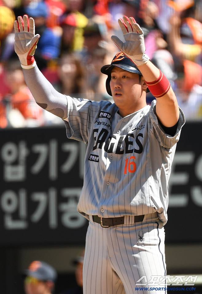 5일 광주 기아챔피언스필드에서 열린 KIA와 한화의 경기. 2회 한화 하주석이 득점 후 3루 주자를 향해 멈추라는 사인을 보내고 있다. 광주=박재만 기자 pjm@sportschosun.com/2026.05.05/