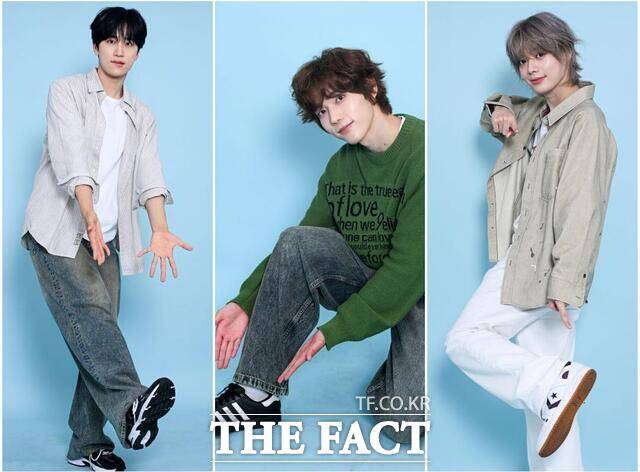 루네이트는 'SNEAKERS'의 1위 공약으로 직접 디자인한 스니커즈 운동화와 초코바를 나눠주겠다고 밝혔다. 사진은 루네이트 준우 카엘 유우마(왼쪽부터) 15일 서울 마포구 <더팩트>에서 진행된 인터뷰 이후 촬영에서 포즈를 취하고 있는 모습이다./서예원 기자
