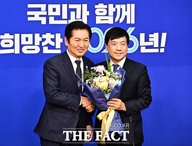 고위원 본선에 진출한 이성윤 더불어민주당 의원이 "2030년 정권교체를 반드시 이뤄내겠다"고 말하는 해프닝이 벌어졌다. 사진은 정청래 전 더불어민주당 대표와 이 의원. /국회=배정한 기자