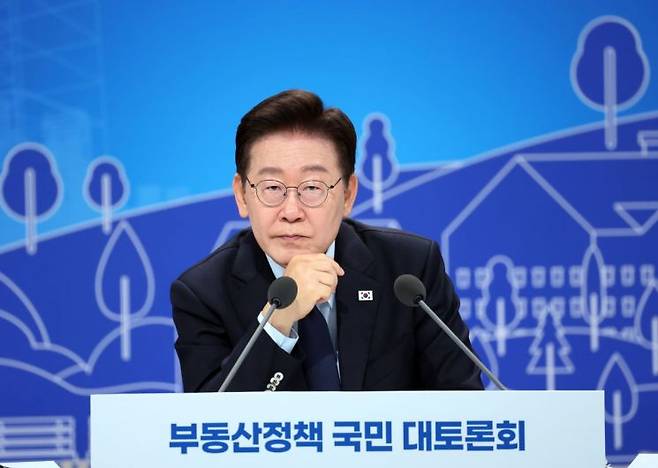 이재명 대통령이 23일 서울 여의도 KBS 별관에서 열린 부동산정책 국민 대토론회에서 참석자 발언을 듣고 있다. 연합뉴스
