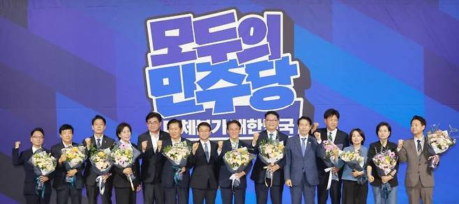 더불어민주당 당 대표·최고위원 예비경선을 통과한 후보들이 23일 국회 의원회관에서 기념 촬영하고 있다. 왼쪽부터 박선원 최고위원 후보, 이성윤 최고위원 후보, 한민수 최고위원 후보, 최민희 최고위원 후보, 중앙당 선거관리위원장인 소병훈 의원, 정청래 당대표 후보, 한병도 대표 직무대행 겸 원내대표, 김민석 당대표 후보, 송영길 당대표 후보, 전국당원대회준비위원장인 이학영 의원, 김용 최고위원 후보, 서미화 최고위원 후보, 임미애 최고위원 후보, 김영호 최고위원 후보. 연합뉴스