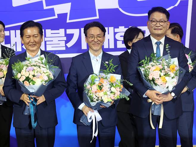 더불어민주당 8·17 전당대회 당대표 본경선에 진출한 정청래(왼쪽부터), 김민석, 송영길 후보가 23일 오후 서울 여의도 국회 의원회관에서 열린 당대표·최고위원 선출을 위한 예비경선 결과발표에서 기념촬영을 하고 있다. /뉴스1