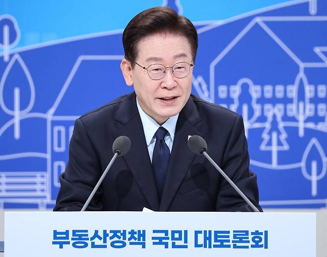 이재명 대통령이 23일 서울 여의도 KBS 별관에서 열린 부동산정책 국민 대토론회에서 발언하고 있다. 2026.7.23 뉴스1