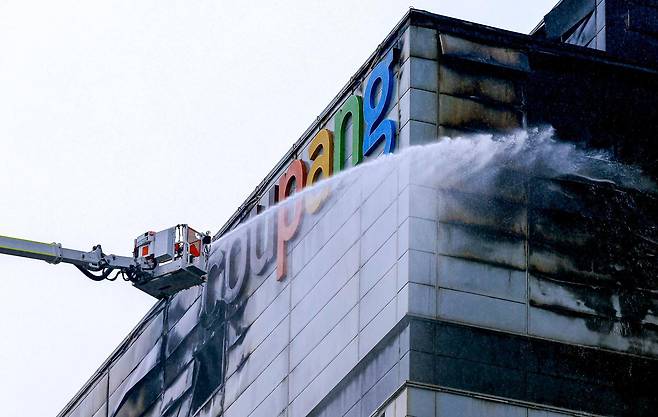 21일 인천 서해구 석남동 쿠팡32물류센터 화재 현장에서 소방 관계자들이 진화작업을 하고 있다. 뉴스1