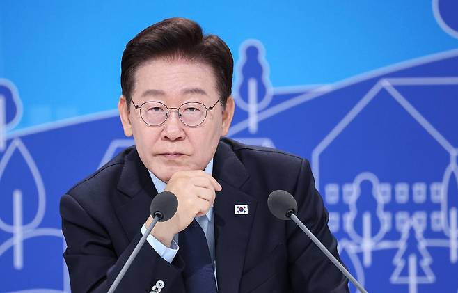 이재명 대통령이 23일 서울 여의도 KBS 별관에서 열린 부동산정책 국민 대토론회에서 참석자의 발언을 듣고 있다. 2026.7.23. 뉴스1