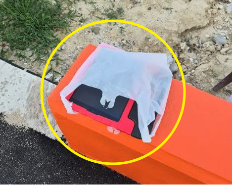 해수욕장에 두고 온 아이패드가 24시간 넘게 지난 뒤에도 비닐에 싸인 채 제자리에 보관돼 있었다는 사연이 화제를 모으고 있다. /사진='moiil__y' 스체드 계정 캡처, 뉴시스